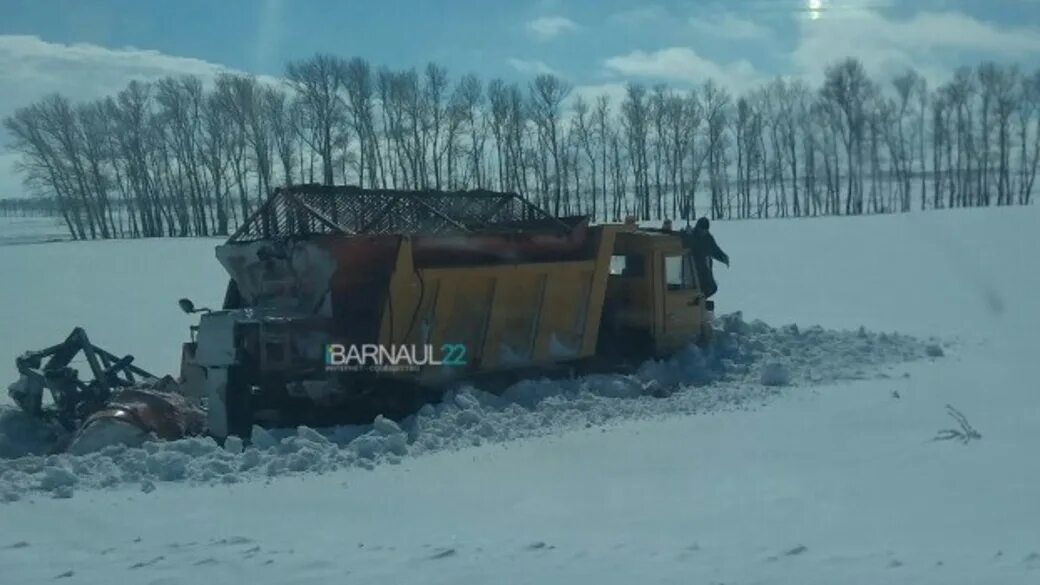 Снегоуборочная машина в кювет. ДТП Рубцовск Змеиногорск. Авария со снегоуборочной машиной. Два снегоуборщика в кювете.