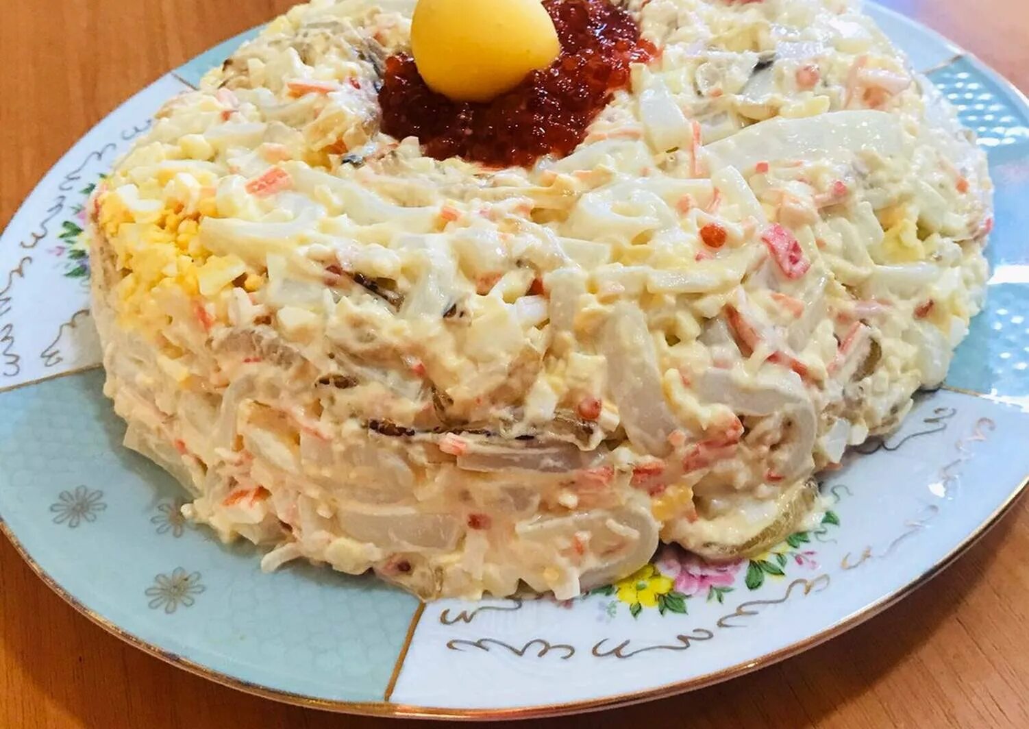 Салат с кальмарами и крабовыми. Салат морской с крабовыми палочками и кальмарами. Морской салат с кальмарами и крабовыми палочками и красной. Салат с кальмарами.крабовыми палочками.горбушей. Торт кальмар.