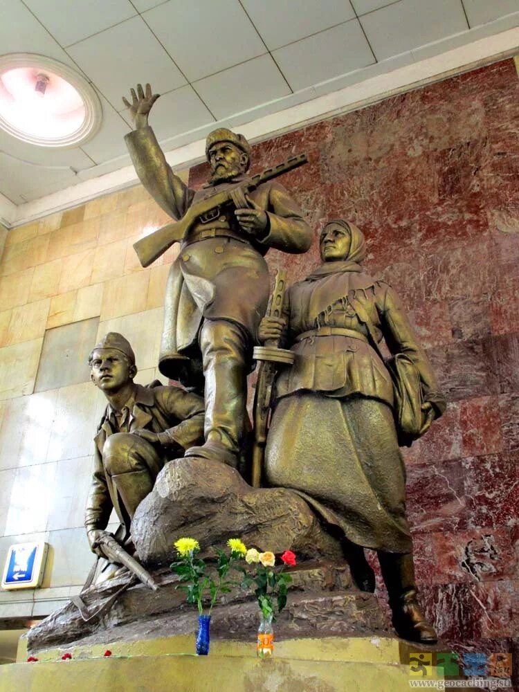 Метро партизанск. Манизер метро партизанская скульптуры. станция метро партизанская. памятник партизанам на станции метро партизанская. станция метро белорусская памятник.