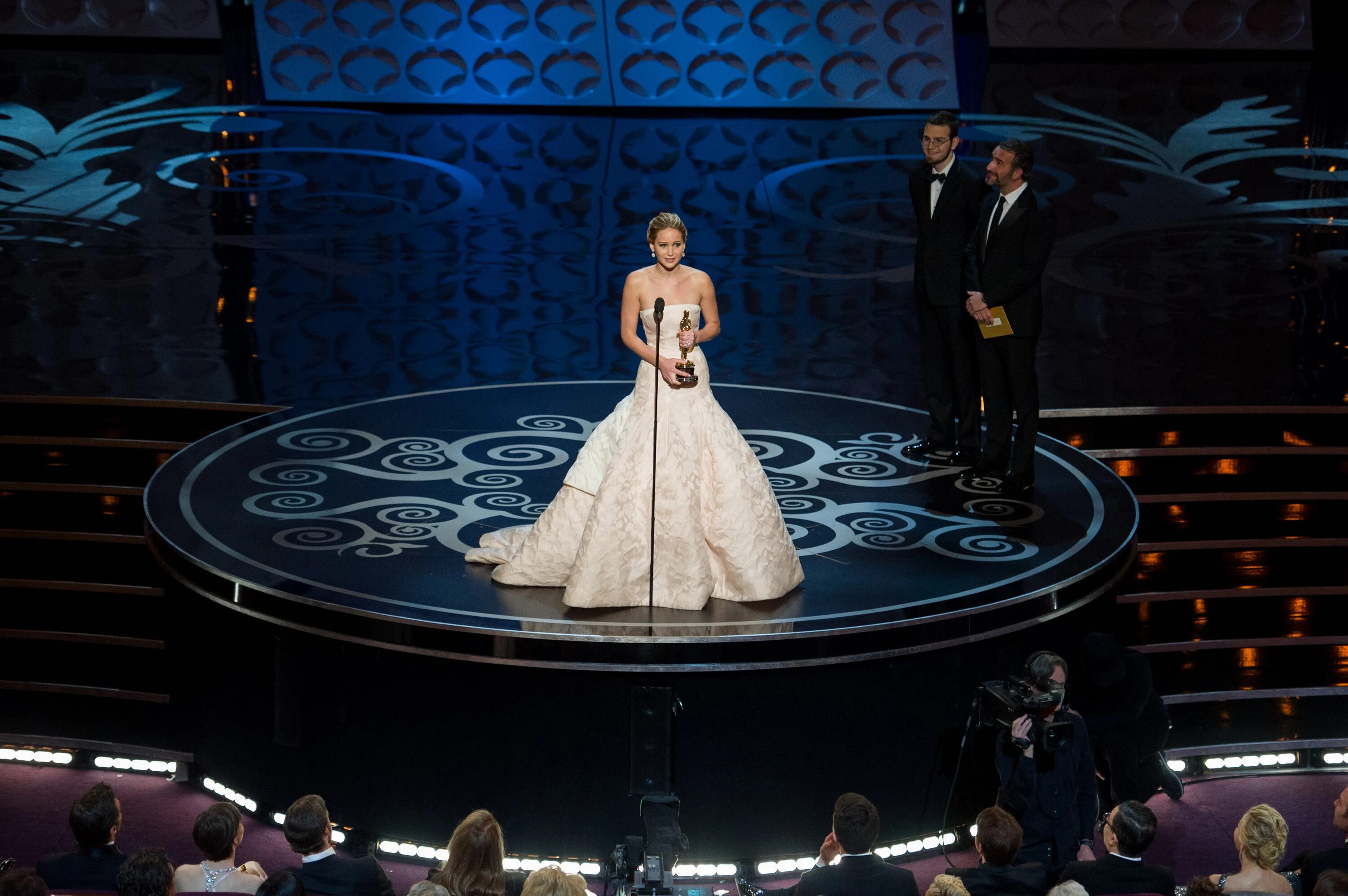 Человек играющий роль на сцене. Церемония награждения Оскар. Сцена Оскар 2013. Церемония награждения на сцене.
