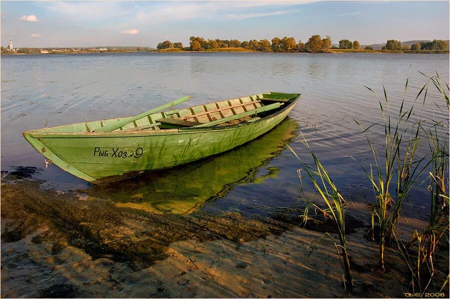 Wooden волжский. Волжская лодка Великовражка. Старая лодка. Старая деревянная лодка. Лодка Волга.