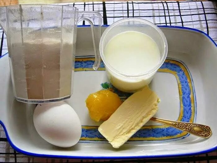 Молоко желток сода от кашля. Молоко и сливочное масло. Молоко с желтком и медом от кашля. Мед с молоком и яйцом. Молоко мед и сливочное масло.