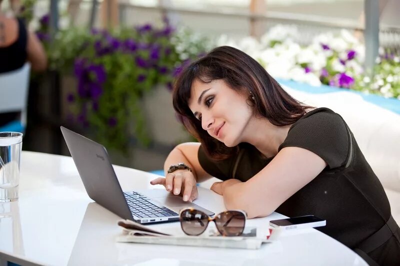 жена сидит на работе. жена сидит на работе. парень и девушка коллеги. жена сидит на работе. жена сидит на работе.