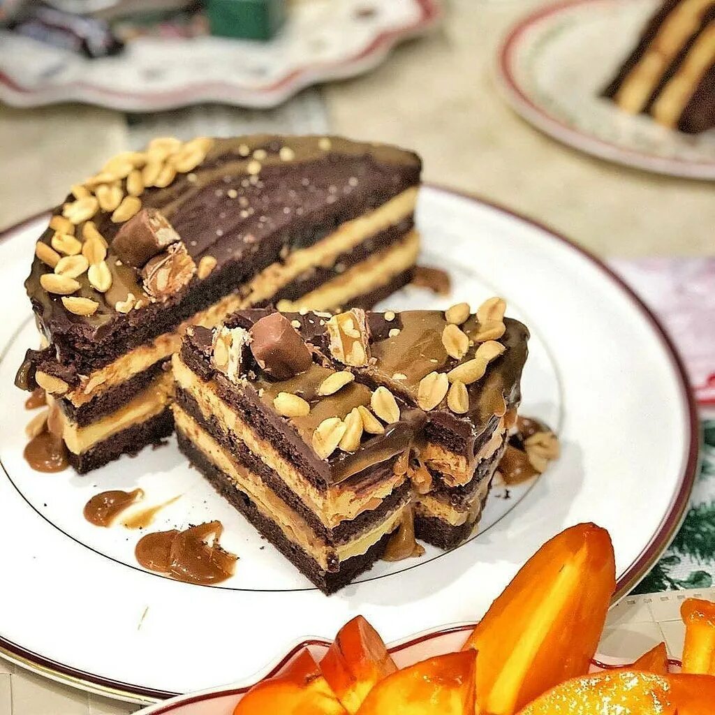 шоколадная нуга туррон. карамель для торта сникерс. нуга для торта сникерс. торт с соленой карамелью и арахисом. шоколадная паста snickers.