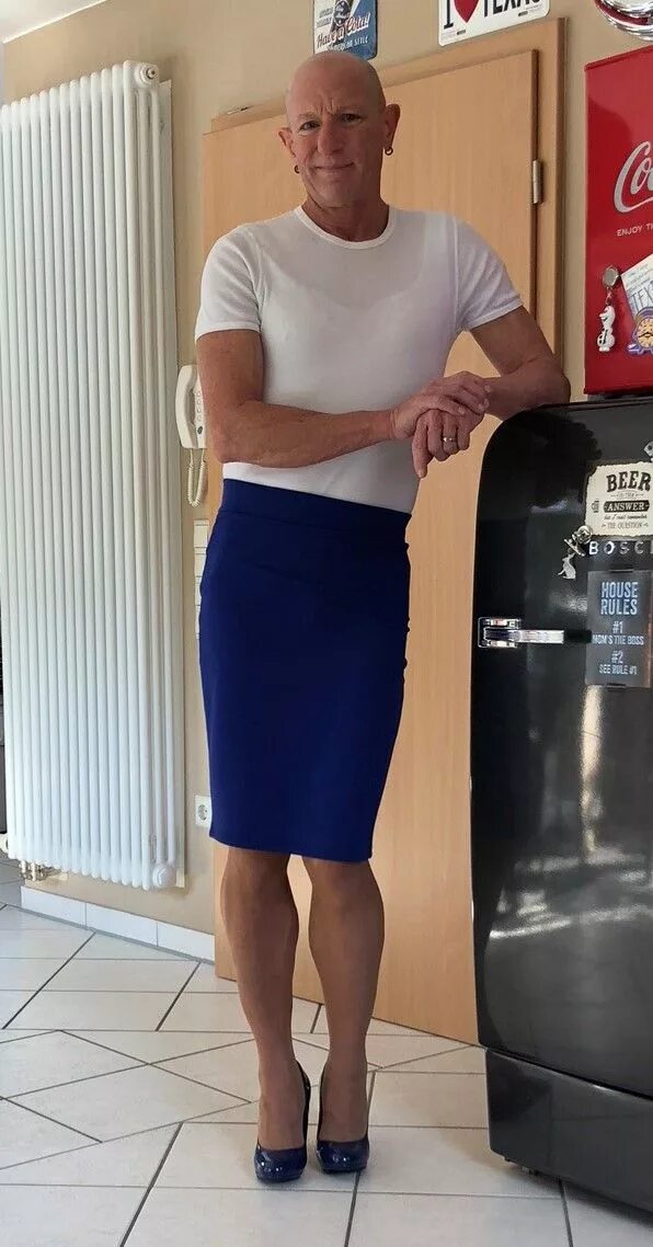Men wearing skirts. Мужчина в юбке карандаш сидит. Men wearing skirts. Men wearing skirts. Мужчина в платье.