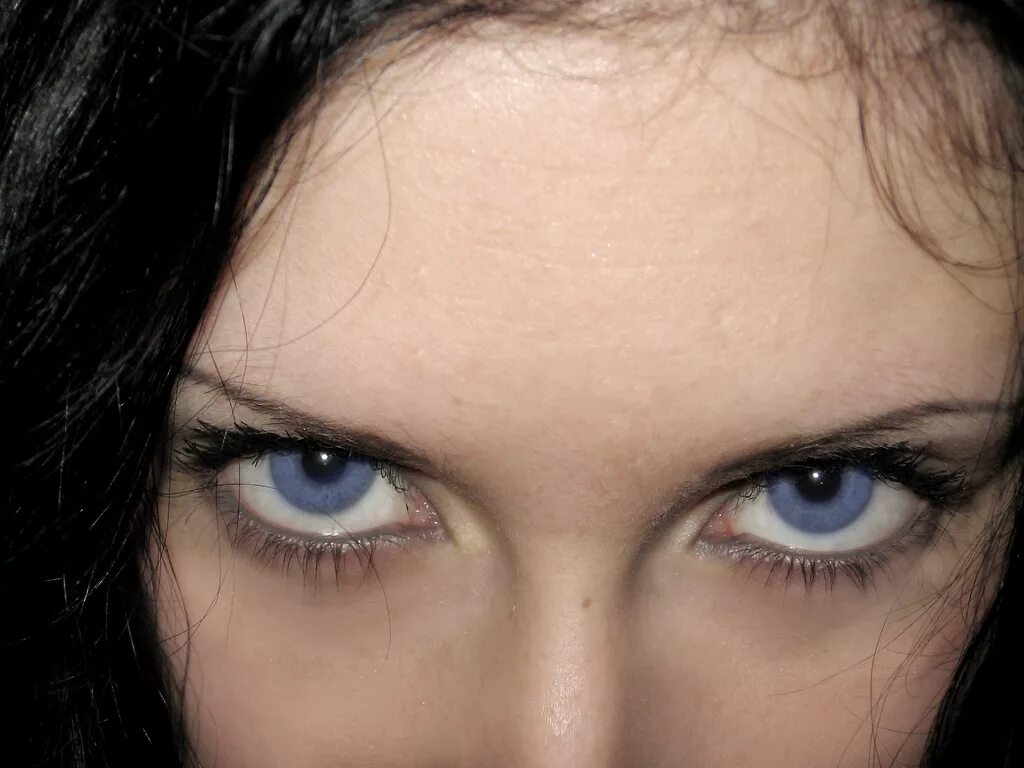 Глазки прилагательные. Девушка со стеклянными глазами. Оловянные глаза. Глаза олова. Синие глаза фото без фотошопа.