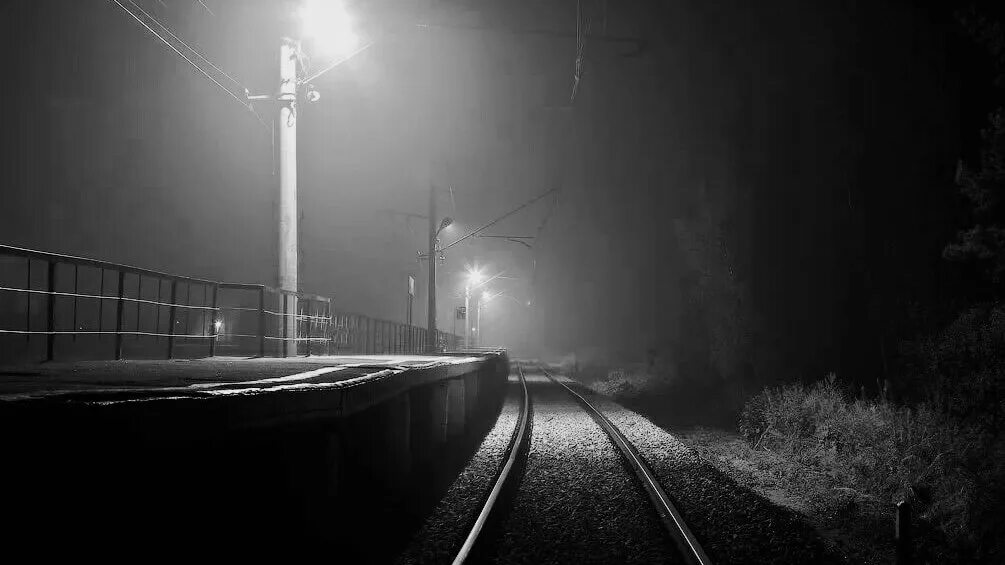 Поезд в темноте. Ночная железная дорога. Рельсы ночью. Железная дорога ночью. Ночной Полустанок.