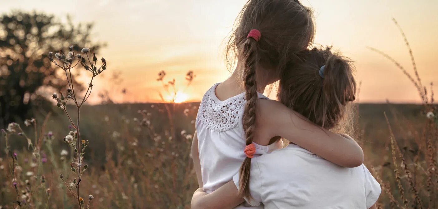 Сестренки обнимаются. 2 человека близко друг к другу. Две девочки акварель. Подруги. Немного лет тому назад там где сливаяся шумят обнявшись.