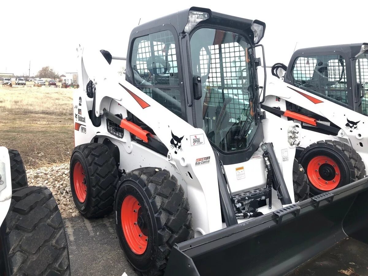 Бобкэт 770. Погрузчик Bobcat s770. Мини-погрузчик Bobcat a770. Погрузчик Бобкэт 770. Бобкэт s770 с вилами.