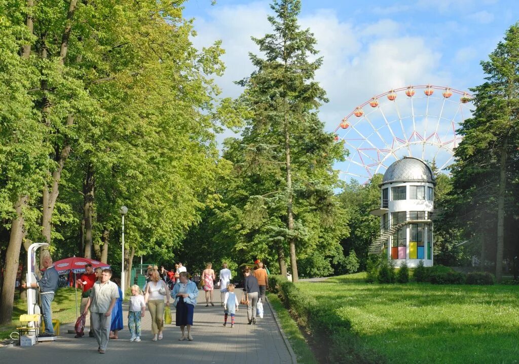 Центральный парк имени горького минск. Центральный детский парк имени горького, беларусь, минск. Минск парк горького аттракционы. Минск парк горького фото. Центральный парк имени горького минск.