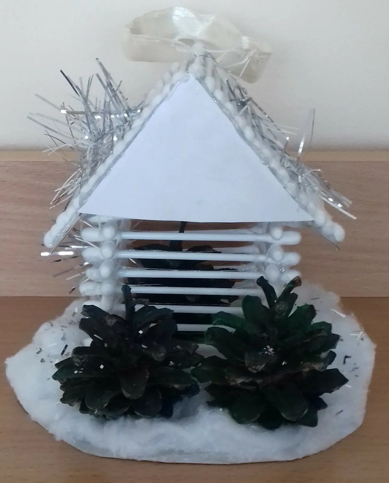 Как сделать новогодний домик из ушных палочек. Новогодний домик из ватных палочек. Как сделать новогодний домик из ушных палочек. Поделка домик на новый год. Домик из ватных палочек.