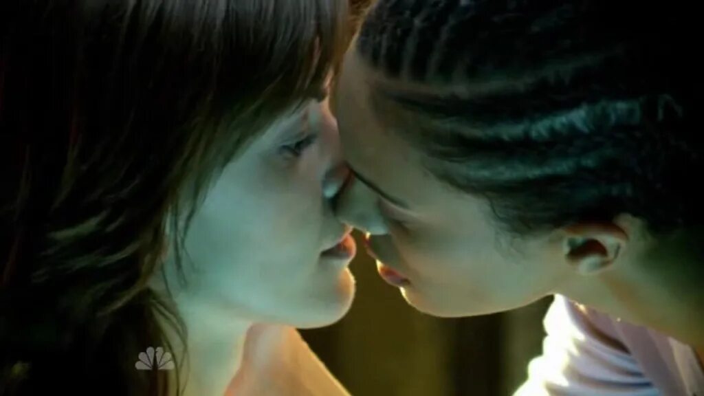Lesbians machine. Джастин Уодделл lesbian Kiss.