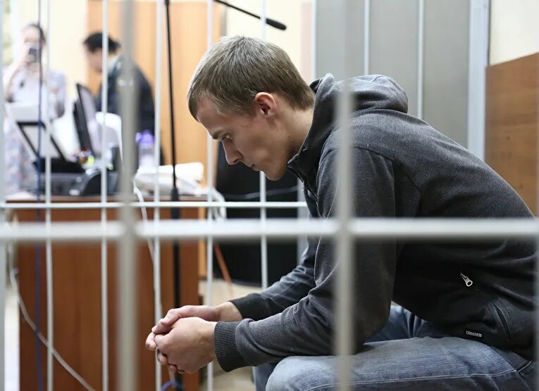 Подсудимый узнал. Подсудимый в суде. обвиняемый в суде. обвиняемый в зале суда. люди в зале суда.