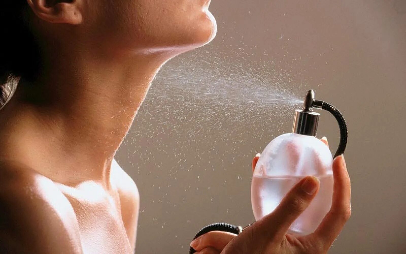 Духи долго держат запах. Духи распыляются. разбрызгивание духов. женщина пшикается духами. пшикать духи.