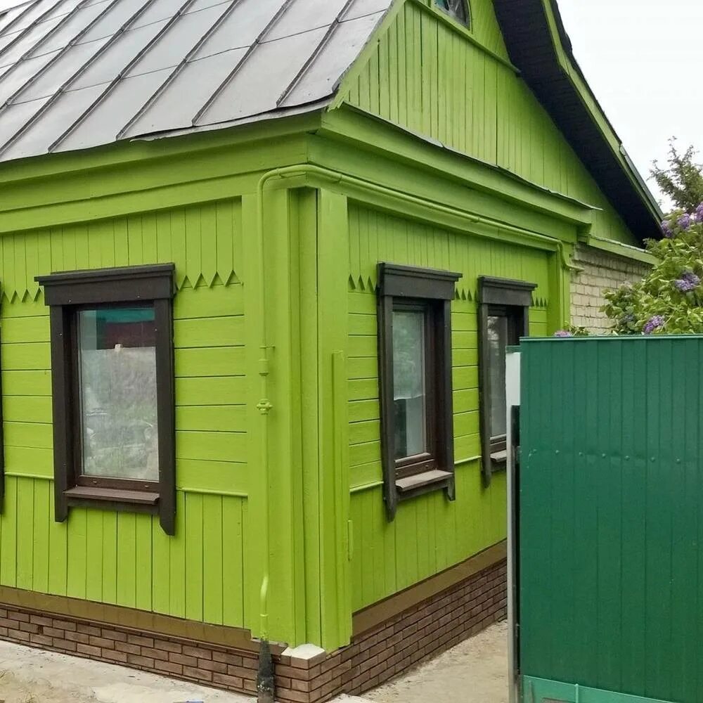 Покрасить старый дом снаружи краской. Дачный домик снаружи. Зеленый дачный домик. В какой цвет покрасить дом. Дачный домик зеленого цвета.