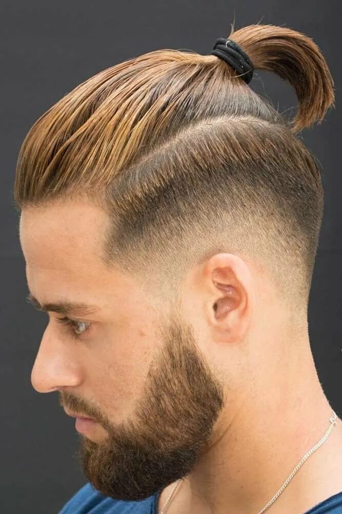 Андеркат man bun. Прическа ман бун. Мужская стрижка хвост с выбритыми висками. Мужской короткий хвост. Топ кнот андеркат мужская.