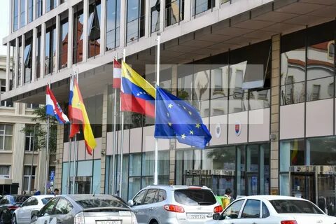 В великобритании приспущены