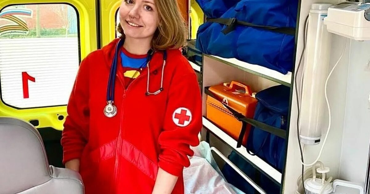 Женщина рожает в машине скорой помощи. Родила в машине скорой помощи. Фото перевозка на скорой помощи роженица после очередной потуги. Фельдшер. Женщина рожает в машине скорой помощи.