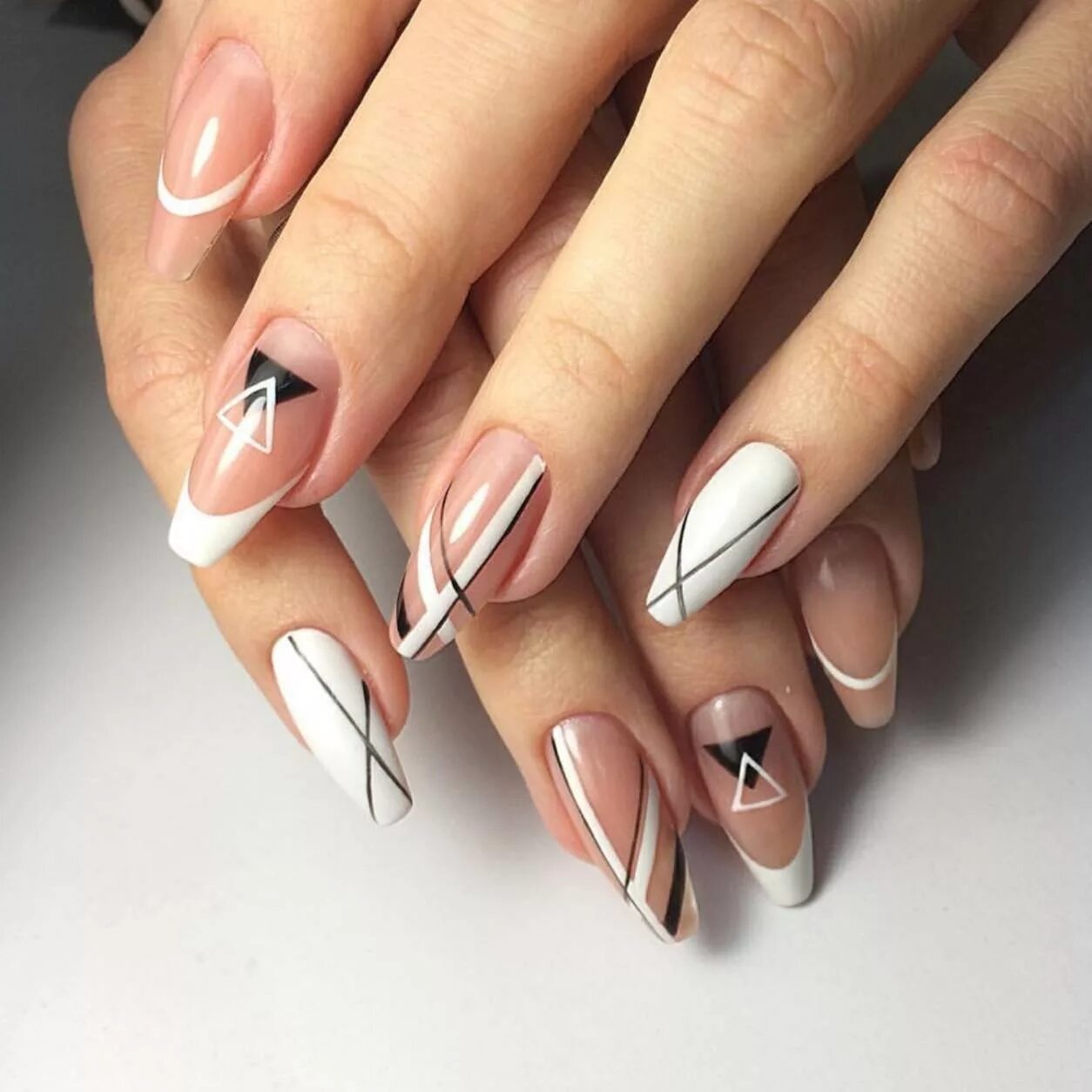Косой френч на ногтях. Необычный френч на ногтях. Косой маникюр. Косой маникюр. Косой французский маникюр.