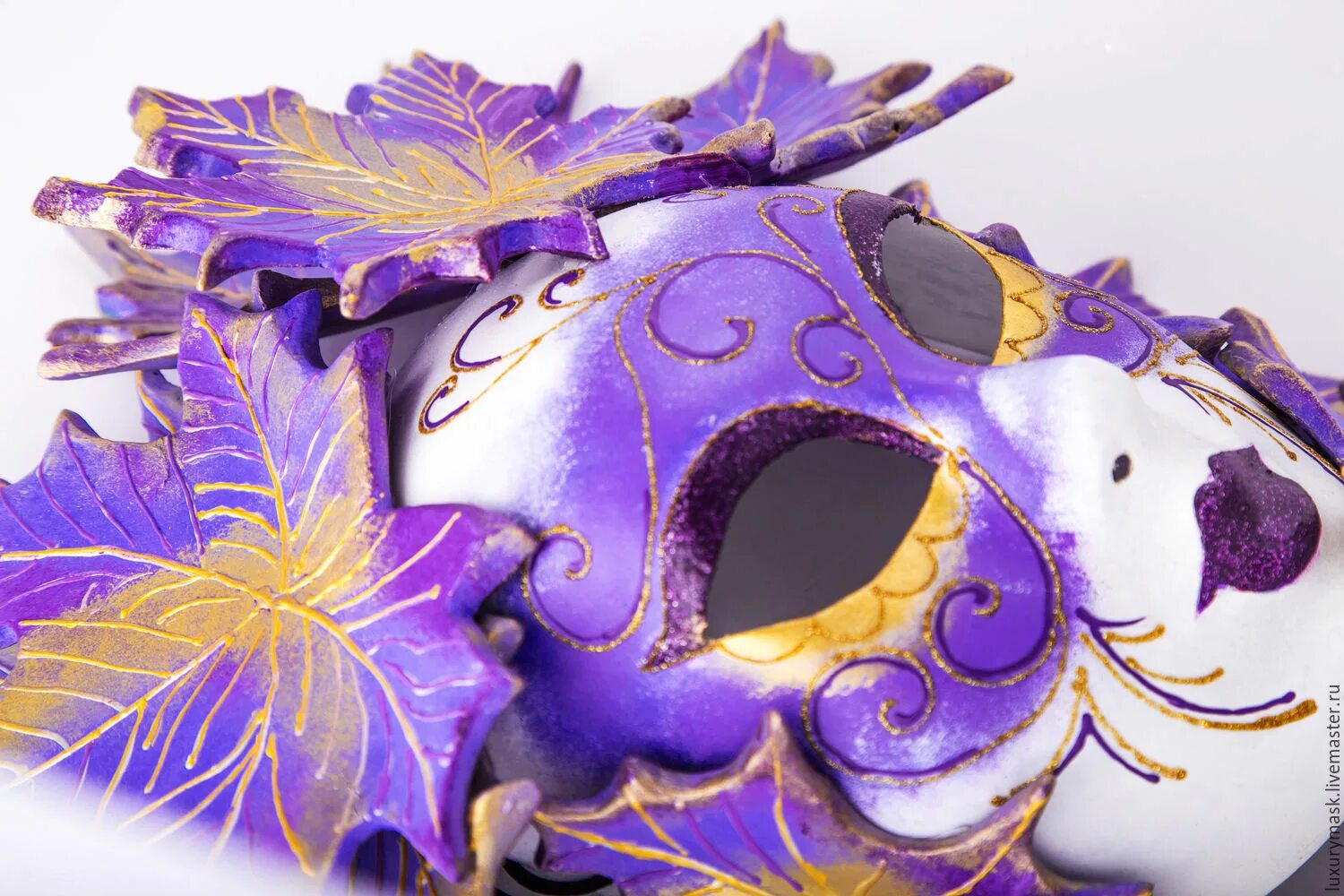 Интерьерная маска. Интерьерные карнавальные маски. Фиолетовая маска. Венецианская маска сиреневая.
