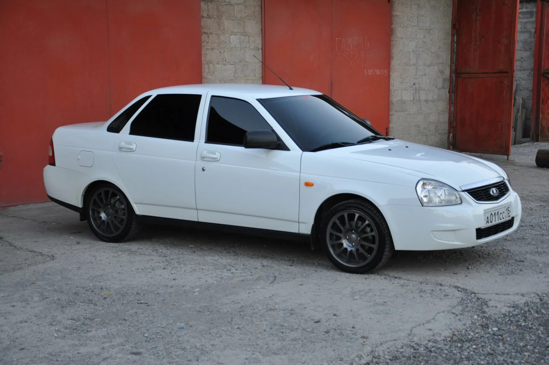 Белые диски на приору. Лада приора диски r16. Белая приора седан. Белая приора седан на 15. Белая приора 2 на литье.