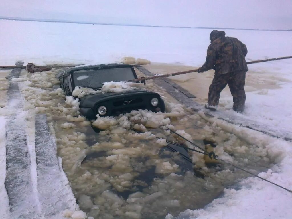 Можно на машине на лед. Автомобиль провалился под лед. Автомобиль провалалился под лёд. Под лед провалился автомо. Машина ушла под лед.