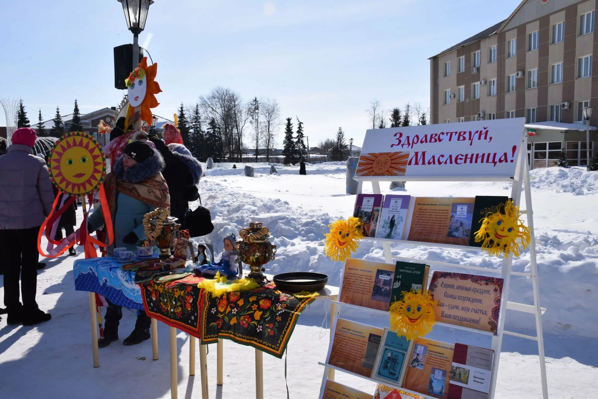 Украшения на Масленицу. Масленица ярмарка. Украшение площади на Масленицу. Украшения на Масленицу для улицы. Масленица когалым