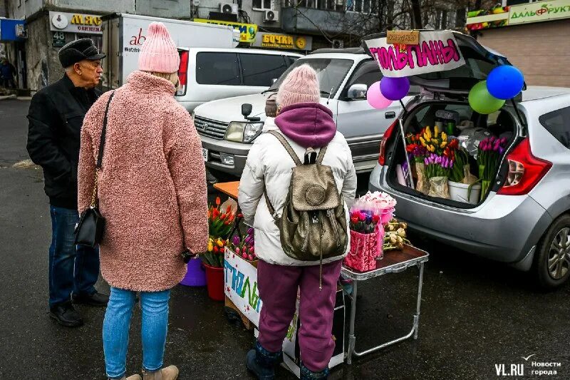 Весенняя капель. Девочка с корзинкой подснежников. Приближение весны. Март предлагает. Март предлагает.