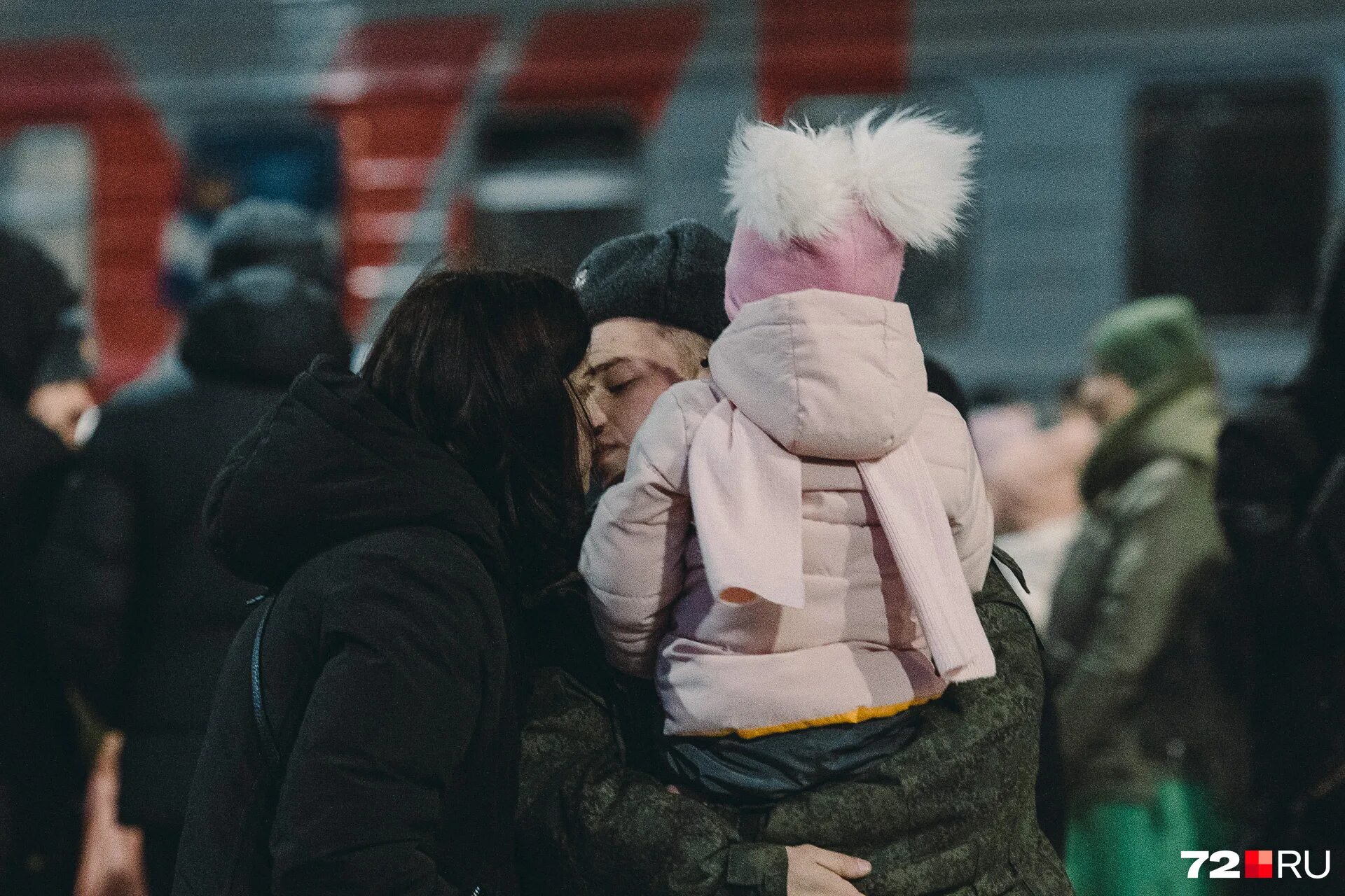 Закон об отсрочке многодетных отцов. Люди на улицах Екатеринбурга зимой. Мобилизация с тремя детьми. Две девушки в пуховиках. Тысячи пассажиров метро.