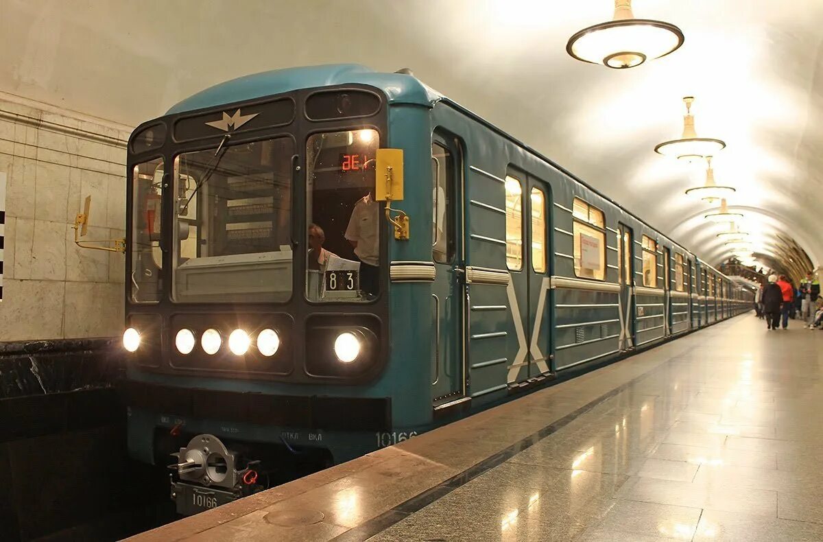 81-717 С пантографом. 81-717 Дефектоскоп. Поезда Московского метрополитена. Станция МИТРО.