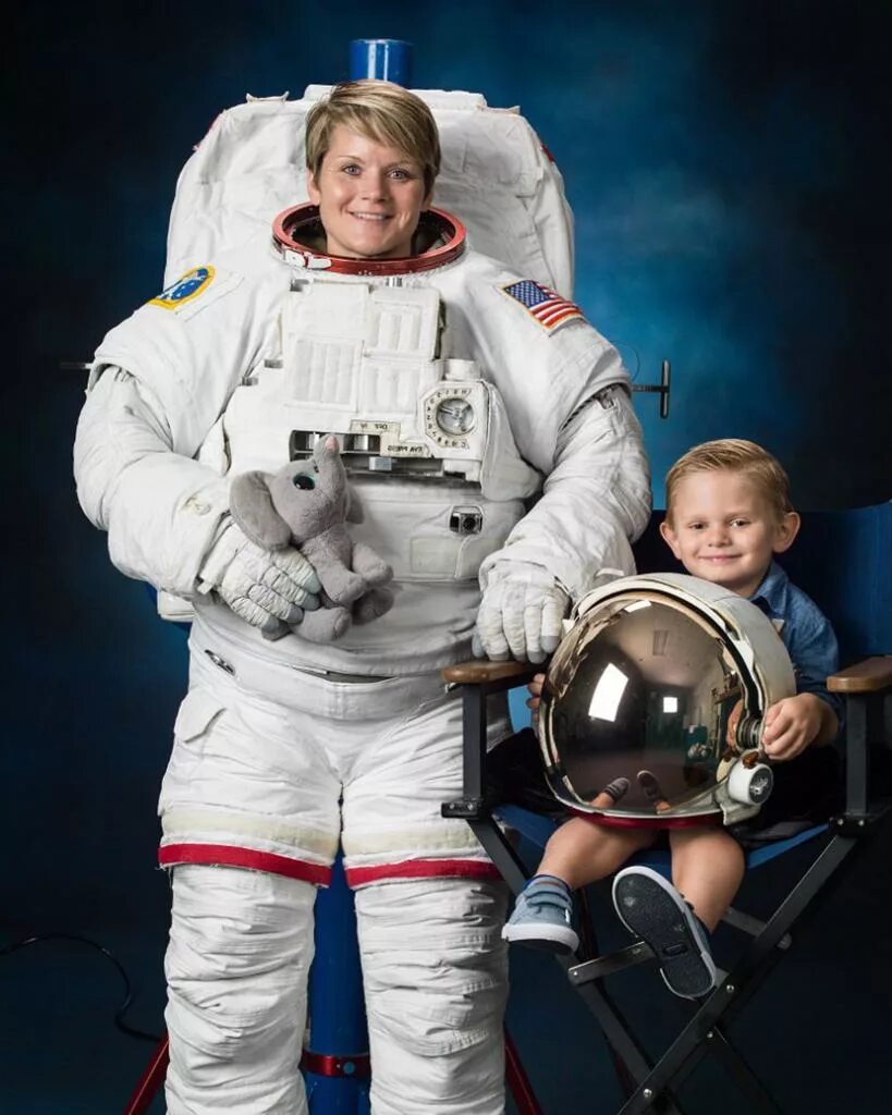 Первый космический скафандр. Энн МАККЛЕЙН астронавт. Энн МАККЛЕЙН астронавт с женой. Саммер Уорден и Энн МАККЛЕЙН. Энн МАККЛЕЙН астронавт лизбиянка.