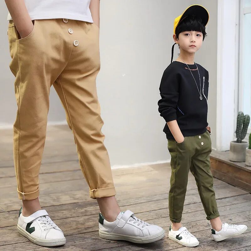 Модные штаны для мальчиков. Укороченные брюки на мальчика. Модные брюки для мальчиков. Брюки подростковые для мальчиков модные.