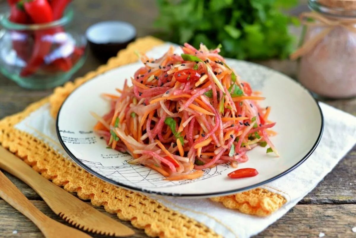 Рецепты вкусных салатов из свежей моркови. Салат из редьки. Салат щетка. Салат с морковью. Салат морковка.