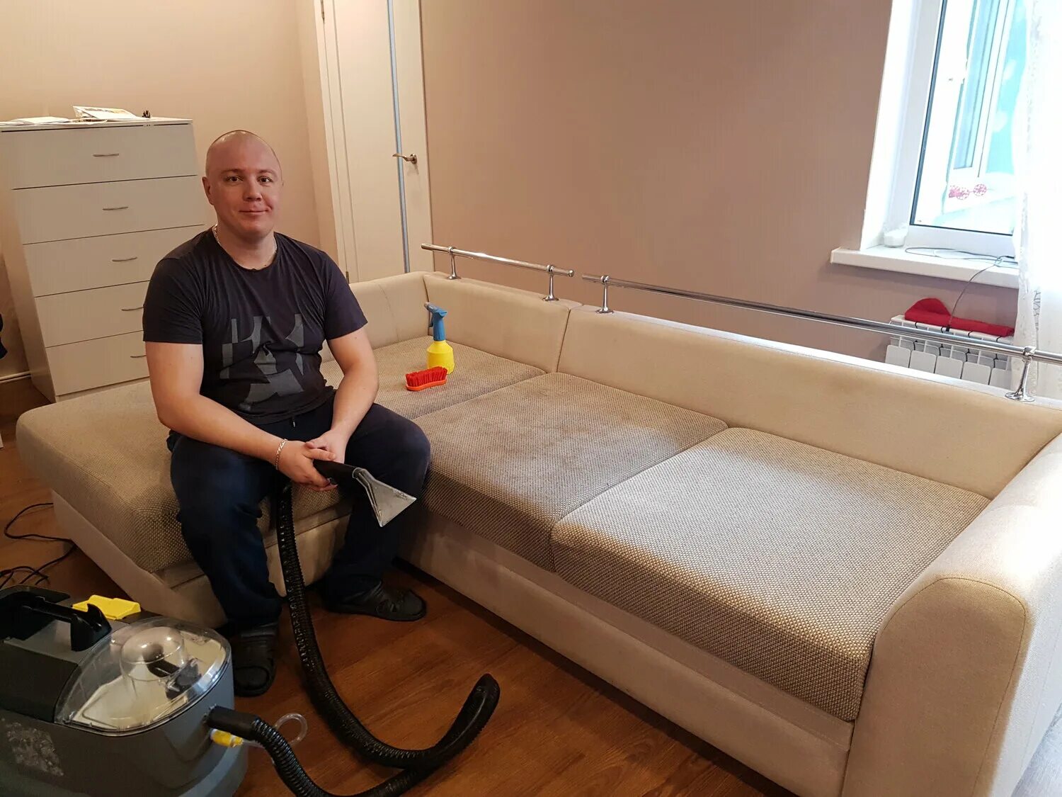 химчистка мебели омск. химчистка мебели и ковров. химчистка мебели в кафе и ресторане. химчистка мягкой мебели. диван до и после чистки.