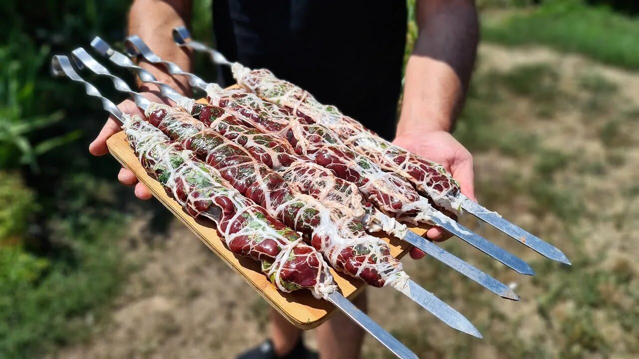 Шашлык из печени в жировой. Шашлык из печени в сетке. Шашлык говяжий. Шашлык из говядины на мангале.