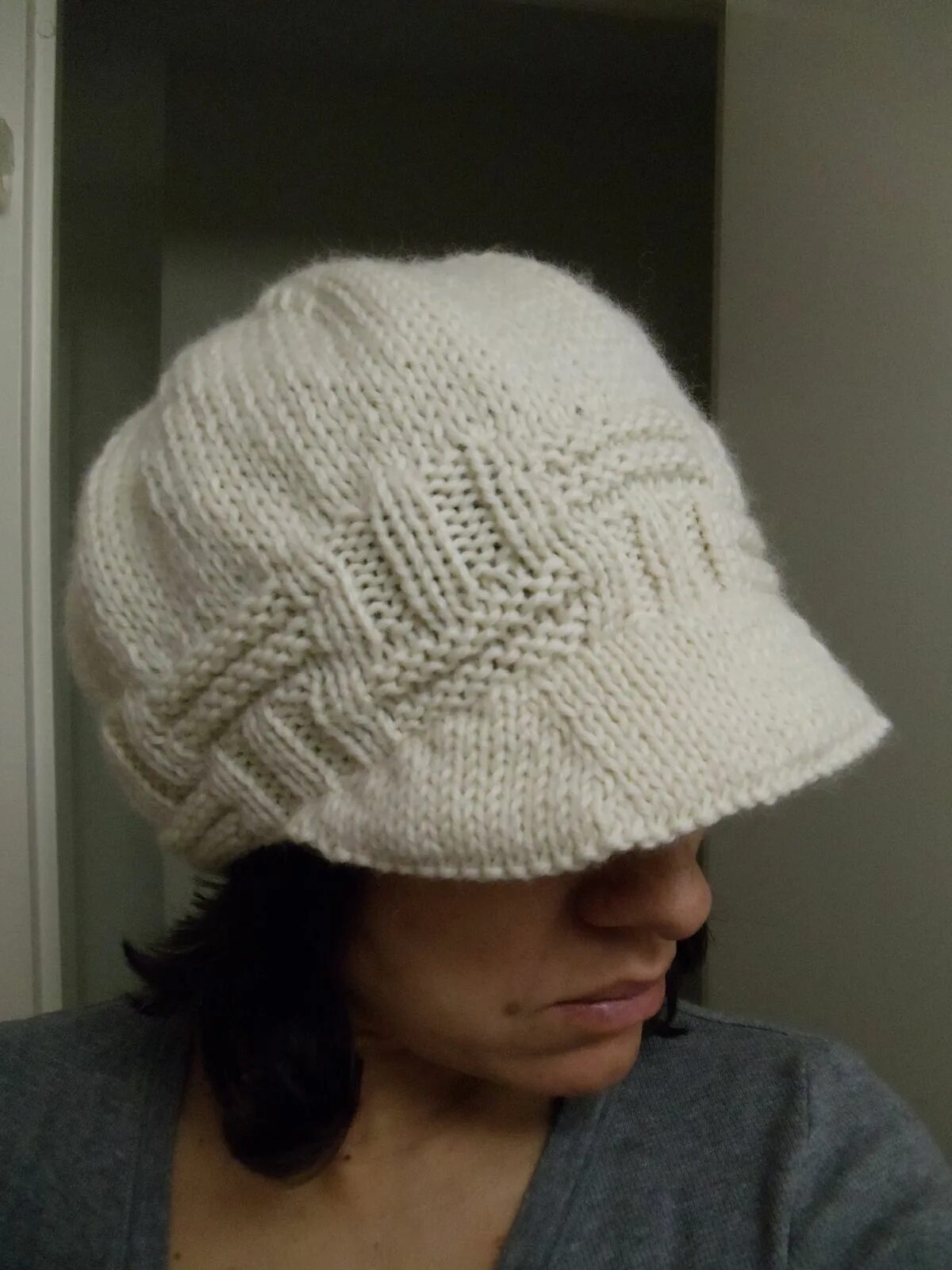 Шапка с козырьком спицами. Шапка с козырьком спицами для женщин. шапка с козырьком женская спицами. вязаные кепки женские спицами.