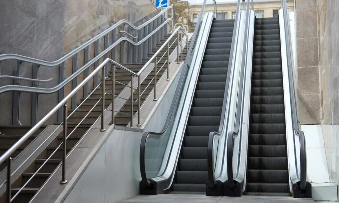 Подъемный эскалатор. Эскалатор сбоку Metro. Лестница Чудесница эскалатор Лубянка. Ереван Каскад эскалатор. Станция метро Марьина роща эскалатор.