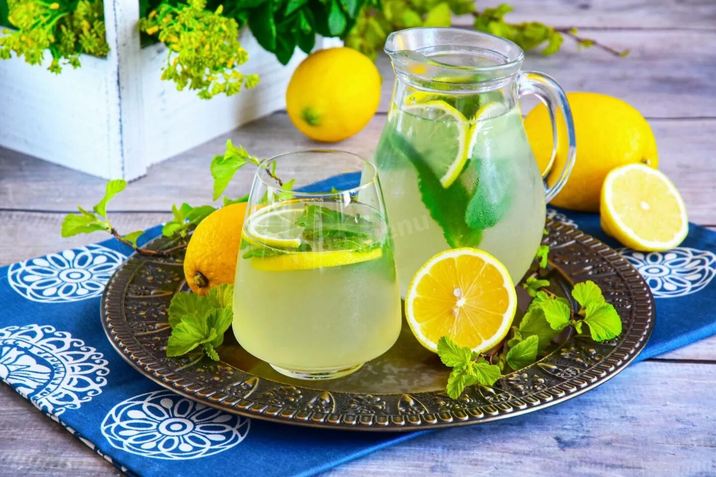 Приготовить напиток из лимонов. Лимонад лимон мята. Лимонад лайм и мята. Лимонад мята маракуйя. Лимонад из лимона.