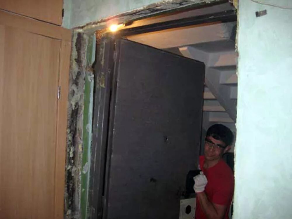 Как снять старую коробку. Демонтаж дверной коробки. Демонтаж дверной коробки. Демонтаж дверного блока. Кабель в дверной коробке.