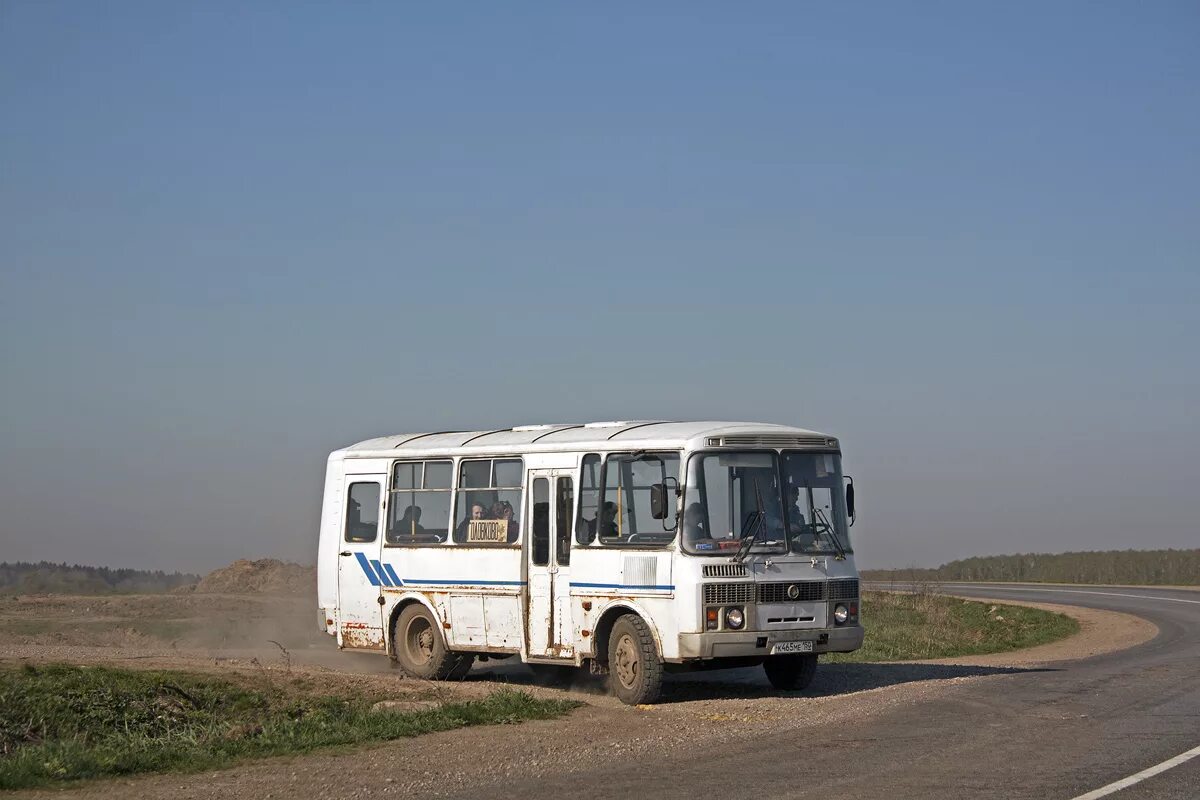 Автобусы старые дороги. ПАЗ 32053 села. Сельский автобус. Автобус ПАЗ на дороге. Автобус в селе.