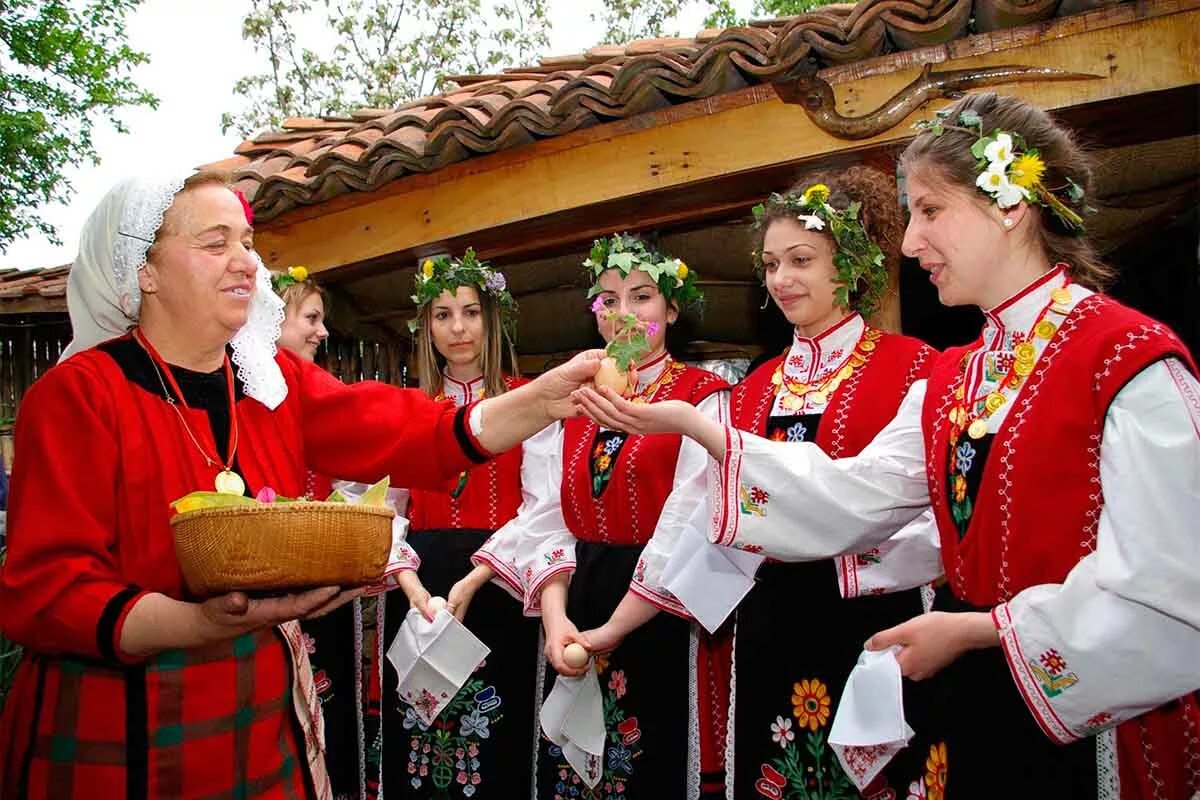 Какой праздник в болгарии. Лазаровден в Болгарии. Болгария традиции. Болгарские традиции. Национальные праздники Болгарии.