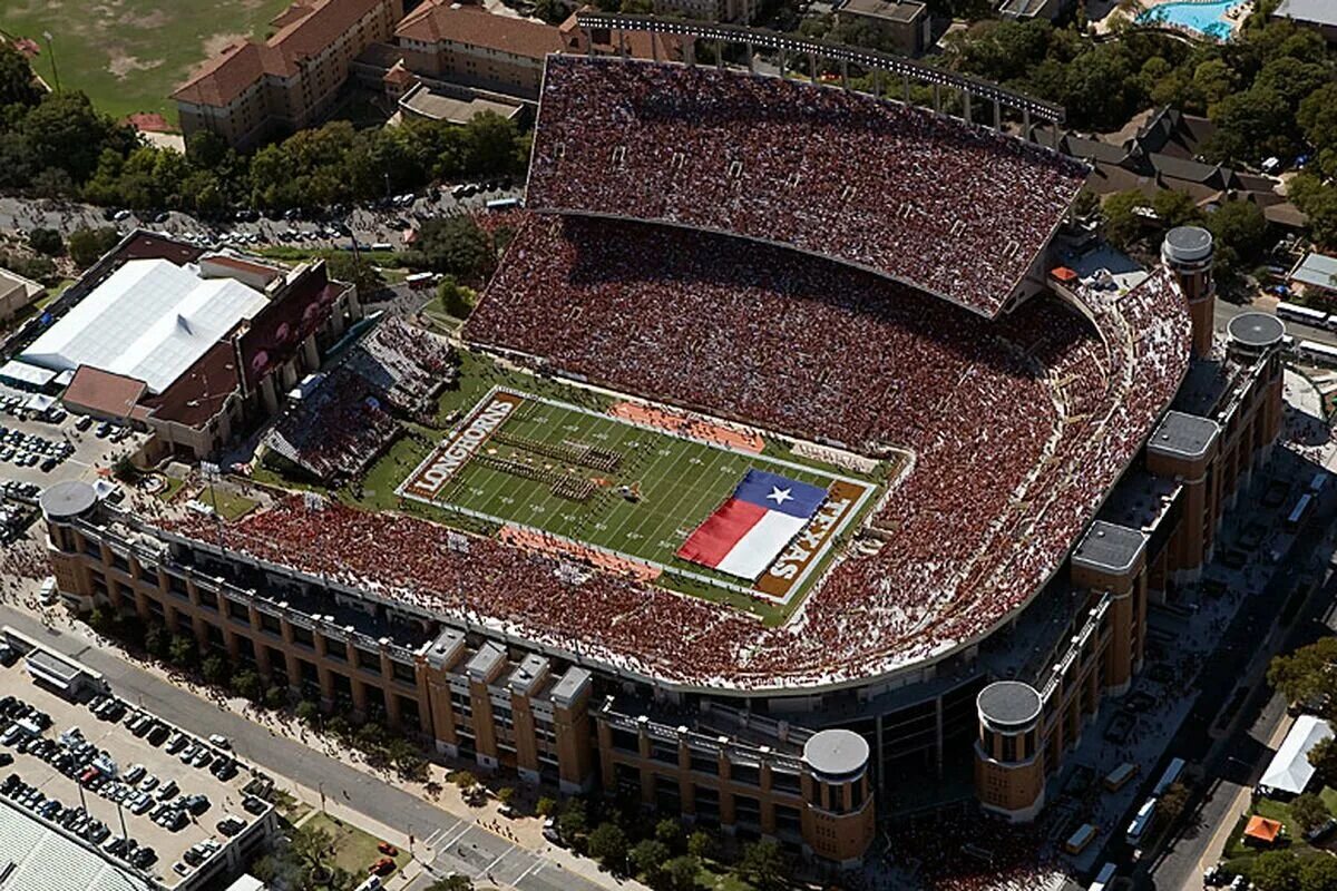 Самый большой стадион. Даррелл Роял стадион. Darrell k Royal–Texas Memorial Stadium. Самый большой стадион в мире футбол. Самый большой 10 стадион в мире.