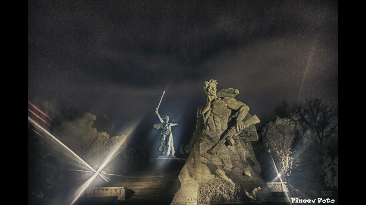 На мамаевом кургане тишина за мамаевым курганом тишина. Стихотворение на мамаевом кургане тишина. Стих на мамаевом кургане тишина. Мамаевом кургане песня слушать тишина стоит такая. Стихотворение на мамаевом кургане тишина.