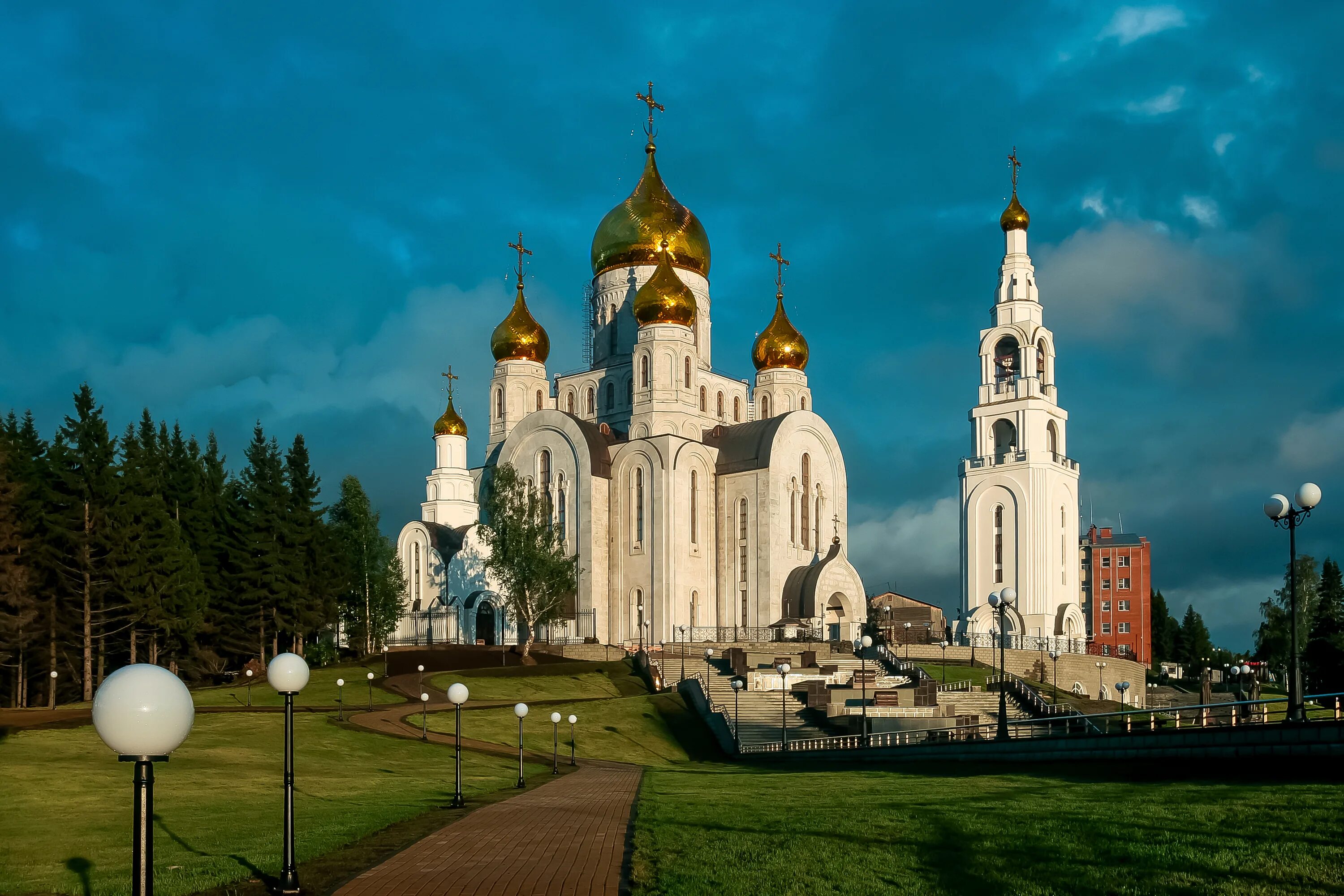 Храм в Ханты-Мансийске Воскресения Христова. Православные комплексы