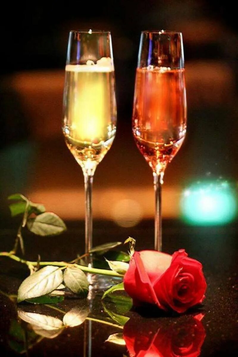 Бокалы с шампанским. Красивые бокалы. Шампанское бокал розы. Шампанское и свечи. С днем рождения бокал вина