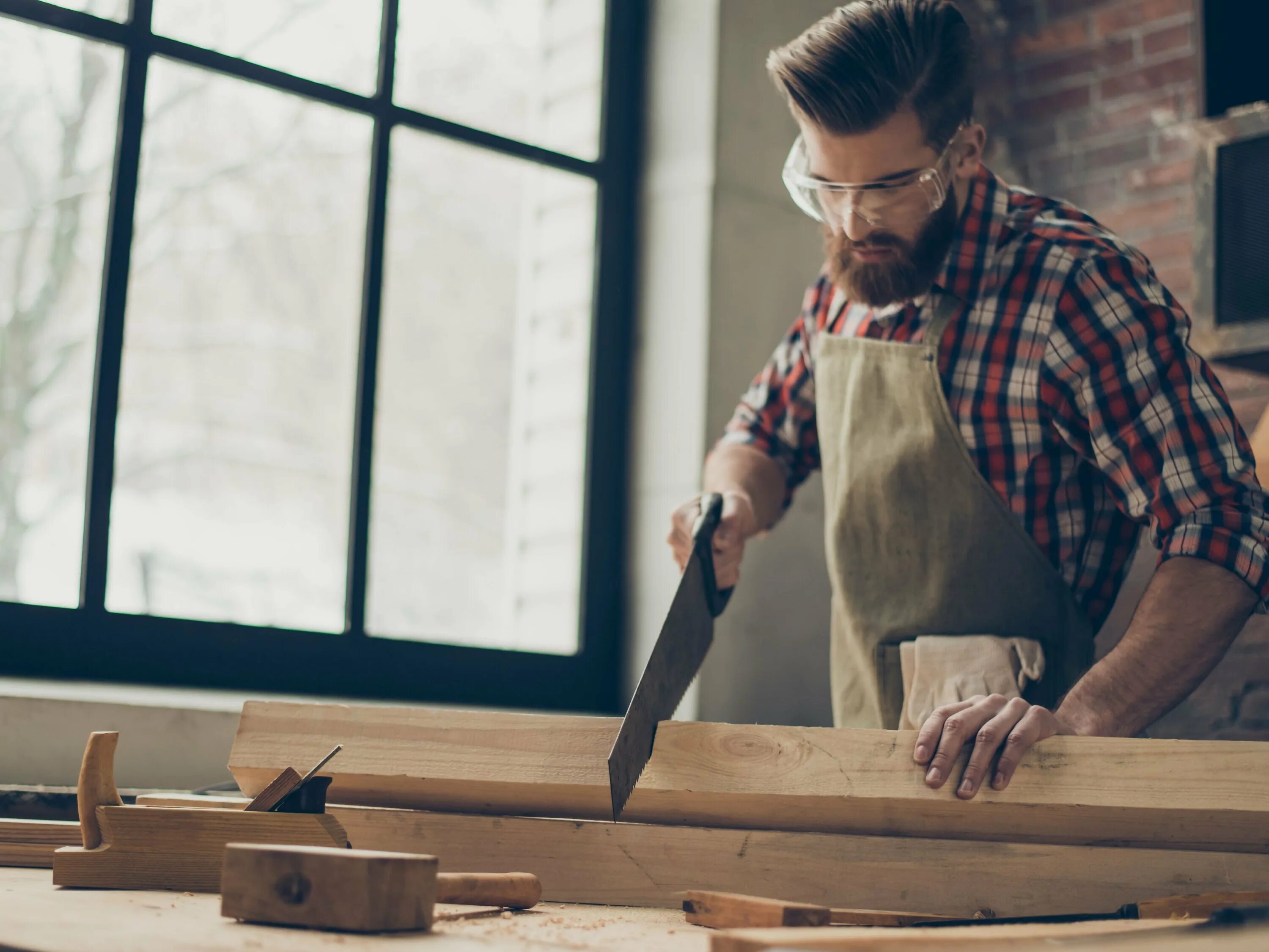 Wood engineer. Столяр по дереву. Мебельщик в цеху. Столяр. Плотник.