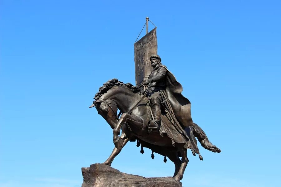 Самара набережная памятник засекину. Основатель самары. Засекин памятник самара. Князь засекин самара памятник. Памятник засекина самара.