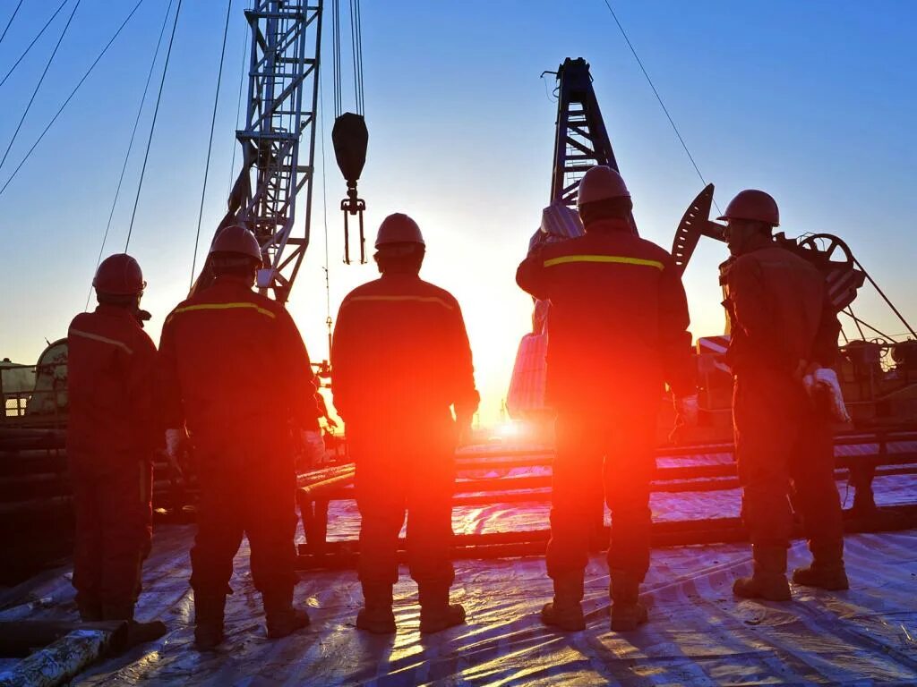 Добыча нефти и газа. Нефтяник газпром. Нефтяник. Два нефтяника. Нефтяник в нефти.