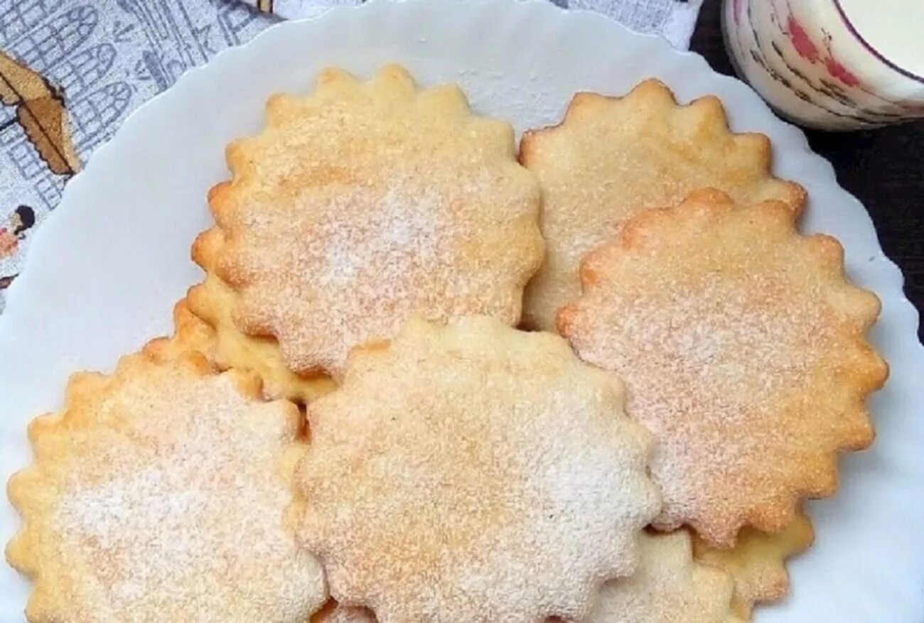 Рецепт рассыпчатого коржика. Рецепты лёгкой выпечки. Коржики домашние. Коржик молочный. Коржики из песочного теста.
