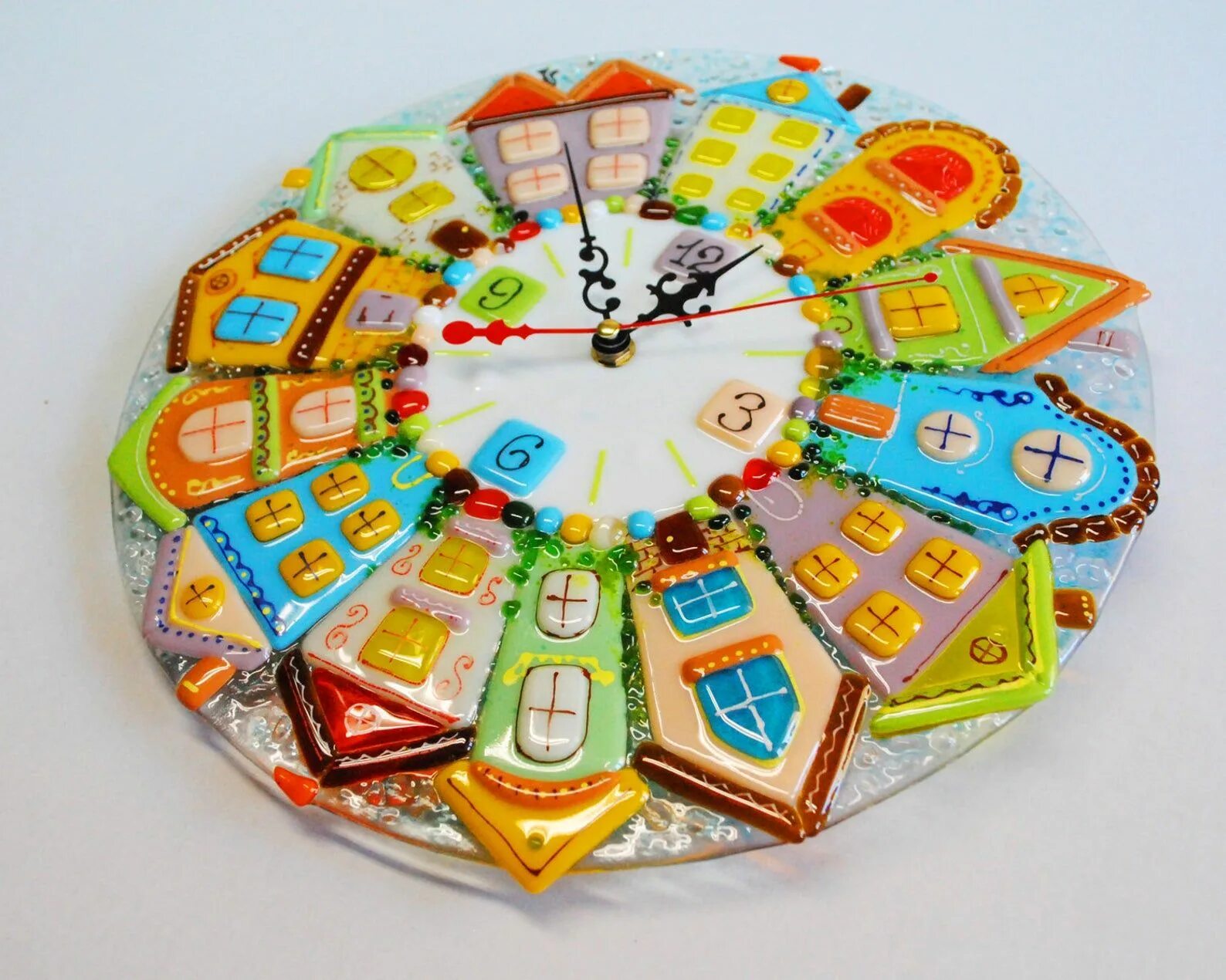 Часы городок. Часы космос фьюзинг. Часы мозаика настенные. Часы витражные настенные. Часы городок.